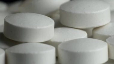 Çeşitli ilaç iğneleri. makro fotoğrafçılık. Yavaş çekim yakın çekim. İlaç endüstrisi konsepti.