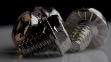 Paslanmaz çelikten küçük vidalar ve cıvatalar. makro fotoğrafçılık yavaş çekim yakın çekim
