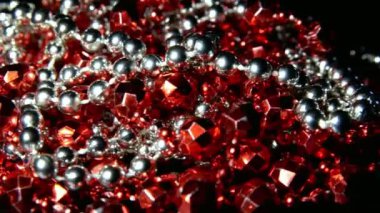 Noel ağacı boncukları. Kırmızı ve beyaz döner arkaplan kapatma (0)