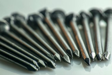 Bir avuç küçük inşaat çivisi. makro fotoğrafçılık. Yavaş çekim yakın çekim. Sanayi aracı kavramı. 