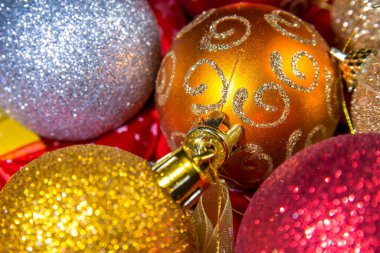 Parlak bir çelengin üzerinde noel topları ve boncuklar. Parlak ışıkla Noel havası ve dekorasyon. Döngü canlandırması. 