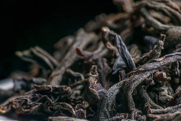 Kurutulmuş siyah çay yaprakları. makro fotoğrafçılık. Yavaş çekim yakın çekim. 