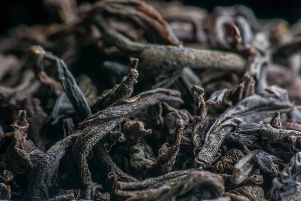 Kurutulmuş siyah çay yaprakları. makro fotoğrafçılık. Yavaş çekim yakın çekim. 