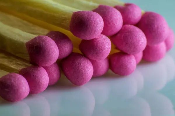 Tahta kibritler ışıklandırma için. makro fotoğrafçılık. Yavaş çekim yakın çekim. 