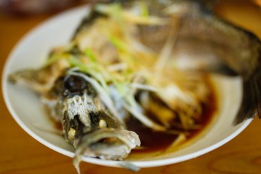 Lezzetli ev yapımı barramundi balığı.