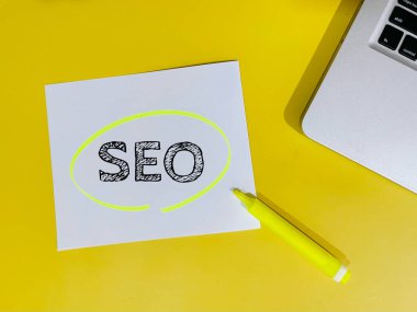 Sarı arkaplanda arama motoru optimizasyon notu