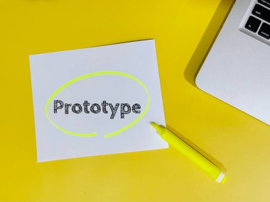 Sarı arkaplandaki prototip notu
