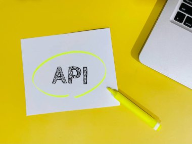 Sarı arkaplandaki API notu