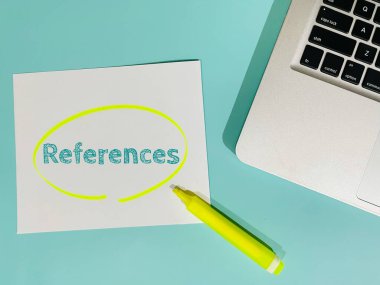 Mavi arkaplandaki sözcüğü referans alır