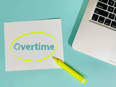 mavi arkaplan üzerinde fazla mesai kelimesi