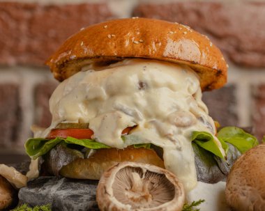 Sebzeli hamburger ve biftek pirzolası.