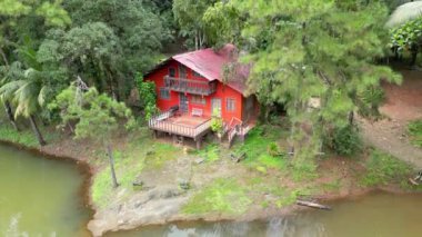 Göl kenarında güzel ev