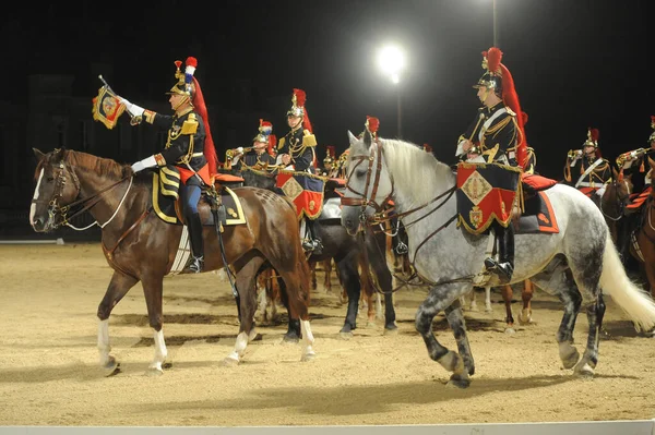 2017年9月23日 法国蒂隆布瓦 Thillombois France 著名的共和国卫队骑兵在城堡前的夜间表演 宪兵队的士兵和他们的马匹穿着华丽的制服 表演着旋转木马 — 图库照片