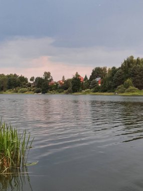 Gölü ve nehri olan güzel bir manzara.