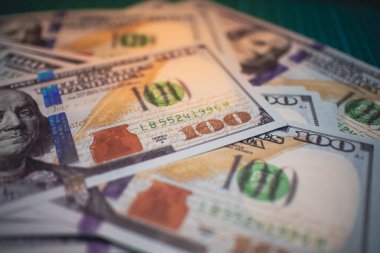 Yeşil Amerikan doları banknotları, bankacılık, ekonomi ve kişisel finans konuları için mükemmel olan para birimini, zenginliği ve finansal işlemleri sembolize eden bir şebekeye kapanıyor..