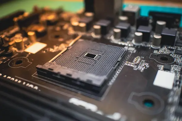 Siyah ana kart CPU soketi, bir bilgisayarın donanım sisteminin karmaşık tasarımını sergiliyor, teknoloji, elektronik ve donanım montajı ile ilgili temalar için ideal.