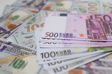 Pembe Euro ve GreenEuro banknotları, döviz kurunu ve küresel finans piyasalarını temsil eden, iş ve ekonomi kavramları için idealdir..