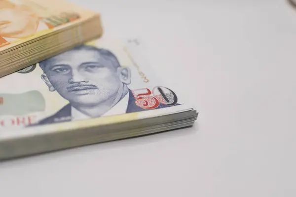 Singapur 'un büyüyen ekonomisindeki para, finans ve iş işlemlerini sembolize eden Orange Singapur dolar banknotları düzgünce istiflendi. .