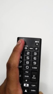 TV uzaktan kumandalı bir elin yakın görüntüsü, eğlence ve elektronik temalar için ideal.