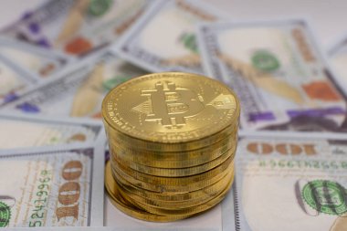 Amerikan dolarları üzerine altın Bitcoin para, geleneksel para ile dijital para örnekleme.