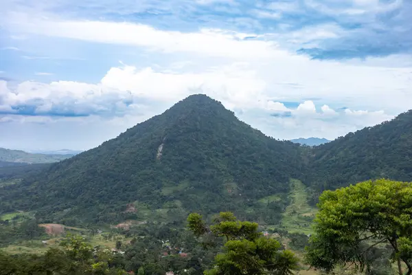 Dağların panoramik manzarası vadiye doğru giden bir yürüyüş yolu, macera ve doğa temaları için harika..