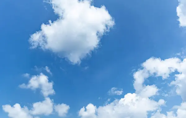 Dağılmış bulutlarla mavi gökyüzü, taze ve doğal bir his veriyor.