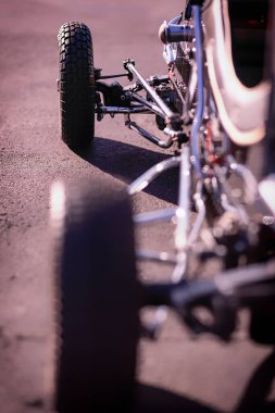 Motor sporu dergilerinde, reklamlarda ve yarış ve araba meraklıları için promosyon malzemelerinde kullanılmak için ideal bir yarış arabası..