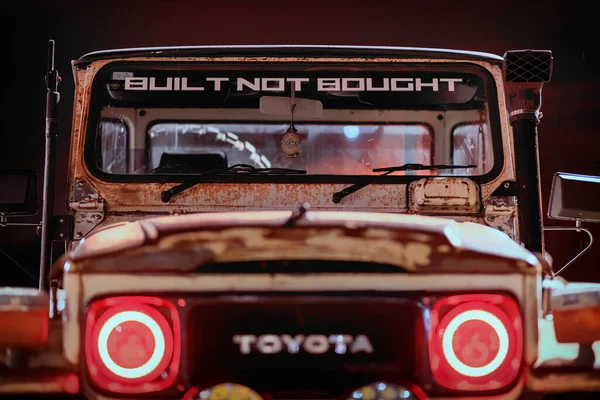 토요타 크루저 Toyota Land Cruiser 도전에 만들어 튼튼하고 자동차입니다 자동차 — 스톡 사진