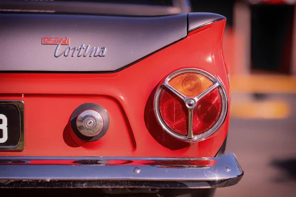 老式的红色和灰色Gt Cortina 经典的汽车 具有永恒的风格和性能 适用于汽车杂志 广告和经典汽车爱好者的促销资料 — 图库照片