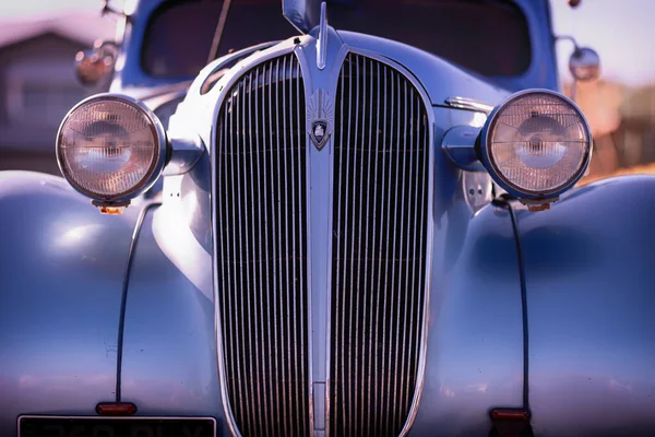 老式的灰色普利茅斯360 经典的美国汽车 完美地用于汽车杂志 广告和促销材料 收藏家和经典汽车爱好者的理想选择 — 图库照片