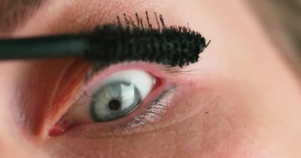 女人涂睫毛膏 眼部可见的细节 黑色衬里 女人的眼部化妆 4K12位镜头 — 图库视频影像