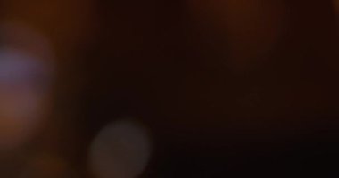 Altın ışık arka plan dokusu videosu sızdırıyor: 124k video 12 bi