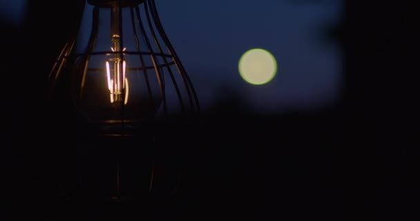 背景中的太阳灯泡和月亮 太阳能灯 太阳能灯 12位原始质量镜头 基本色彩分级 — 图库视频影像