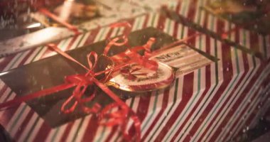 Yılbaşı hediye kutusu ve kar animasyon arka planı- 124K FOOTAGE