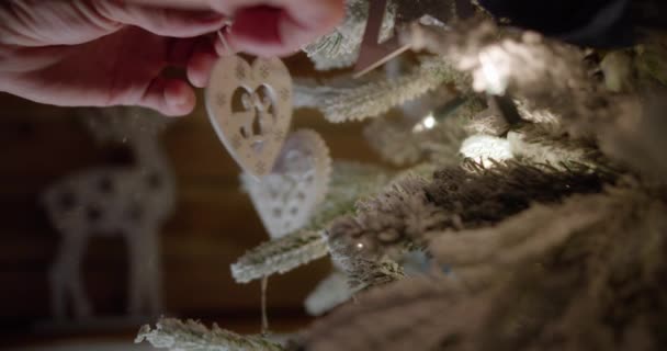 Julgran Dekoration Manlig Hand Hänger Ett Hjärta Julgran Vintage Trä — Stockvideo