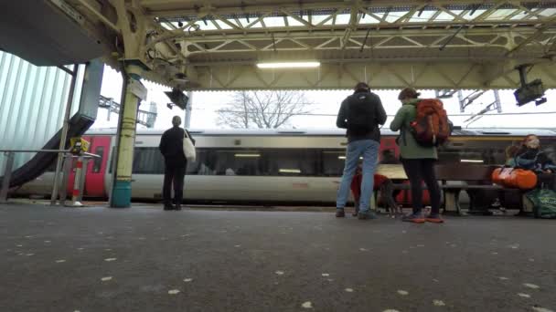 进入纽波特月台的列车 威尔士火车站 2022年12月31日 4K段 — 图库视频影像