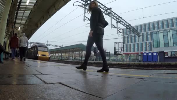 Tog Som Kommer Inn Perrongen Begynner Folk Bord Jernbanestasjonen Newport – stockvideo