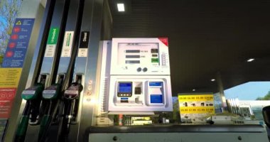 Newport-124; İngiltere-124; 27 Mart 2023-124; akaryakıt fiyatları £124; benzin istasyonu dağıtımcıları 