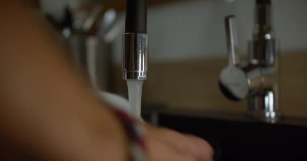 Running Water Kitchen Tap Household Working Miljö — Stockvideo