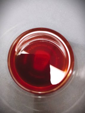 Temiz Metal Surat 'ta Kırmızı Düğme