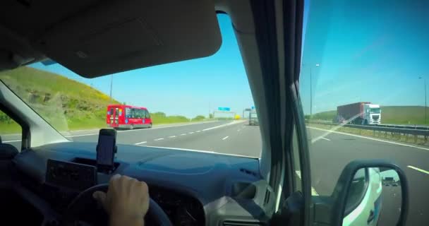 Водій Водить Машину Автомагістралі Знімок Шосе Точки Зору Водія Сонячний — стокове відео