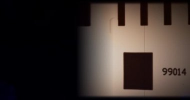 dikey biçim (124; eski film tanecikli ve hareket halindeki gürültü sürtünme efektini çizer (4k video, 23.976fps)