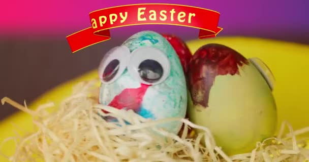 Три Барвисті Розфарбовані Щасливі Великодні Яйця Обертаються Платформі Банер Над — стокове відео