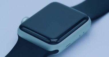 Beyaz arka plandaki akıllı saat beyaz stüdyo ışığıyla aydınlatılmış.