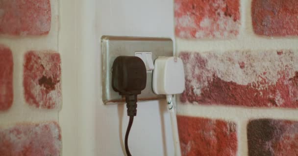 从厨房的电源插座上拆卸插头 — 图库视频影像