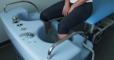 Hidroterapi, rehabilitasyon masajı, alt bacak girdabı banyosu, 124K video.