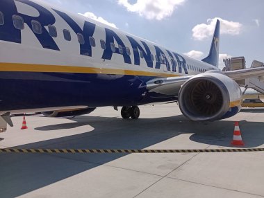 Jasionka - Rzeszow, Podkarpackie Poland 05.19.2024: Havaalanı pistinde yolcu bekleyen Ryanair uçağı