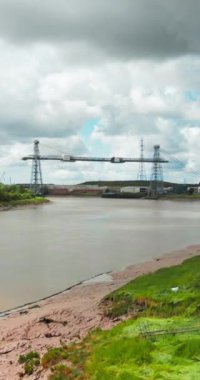 River Usk ve Transporter Köprüsü (124); Newport City (Galler), Birleşik Krallık (124; 4K) hava-insansız hava aracı videosu (10 bit)