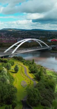 Newport, Wales River Usk, şehir köprüsü, M48 yolu ve şehrin çevresindeki yerleşim alanları. Yaz zamanı. bir insansız hava aracından panoramik video; dikey video