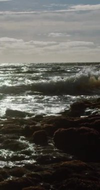 Slow Motion Tsunami Dalgaları (Slow Motion Tidal Waves at Dusk-124; 4K Coastal Beauty-124; dikey video